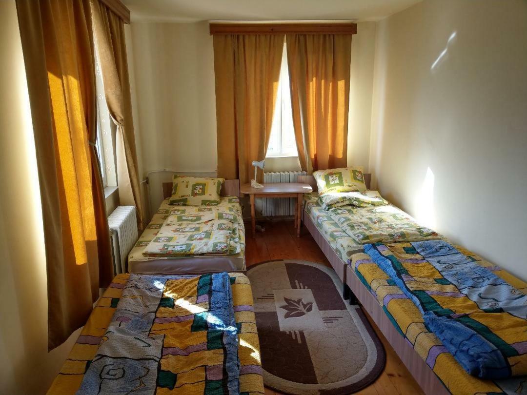 Lary Hostel Suceava Exterior foto