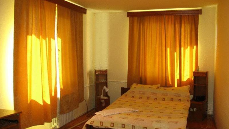 Lary Hostel Suceava Exterior foto